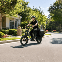 Hombre montando la bicicleta eléctrica fat bike KOOLUX X7 Pro por la ciudad