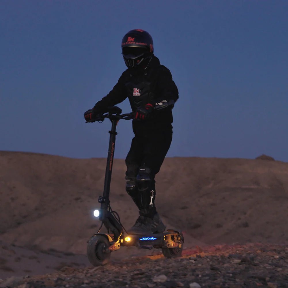 Persona de pie junto al patinete eléctrico KuKirin G2 Master en un ambiente nocturno