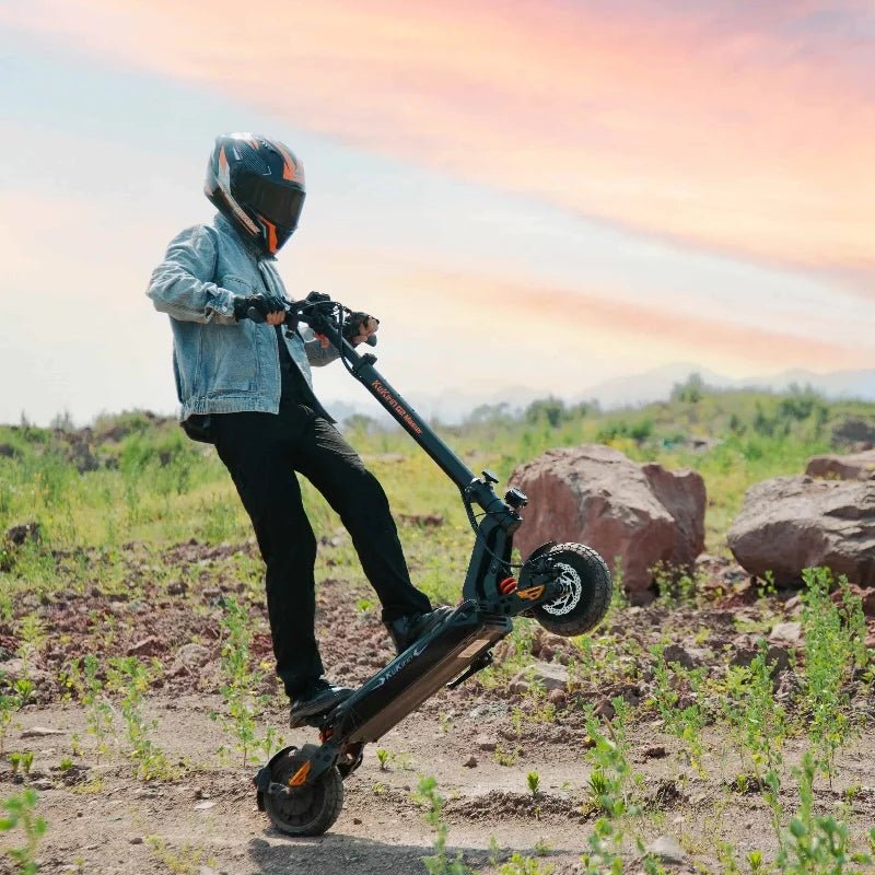 Piloto con el patinete eléctrico KuKirin G2 Master fuera de pista