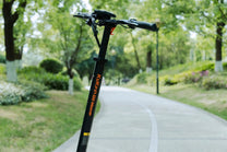 Patinete eléctrico KuKirin G2 Master visto de lado en un camino peatonal