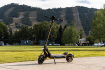 Patinete eléctrico KuKirin G2 Master visto de lado sobre el césped