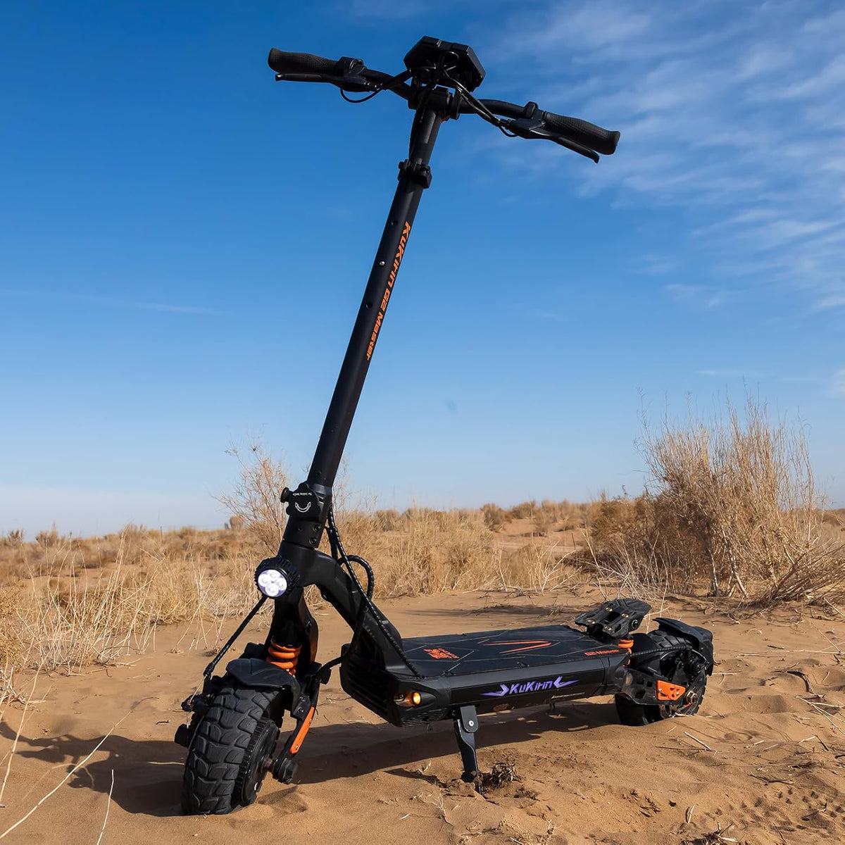 Patinete eléctrico KuKirin G2 Master visto de lado sobre terreno arenoso