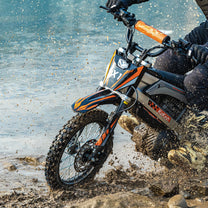 Piloto con la moto cross eléctrica KuKirin X1 fuera de pista