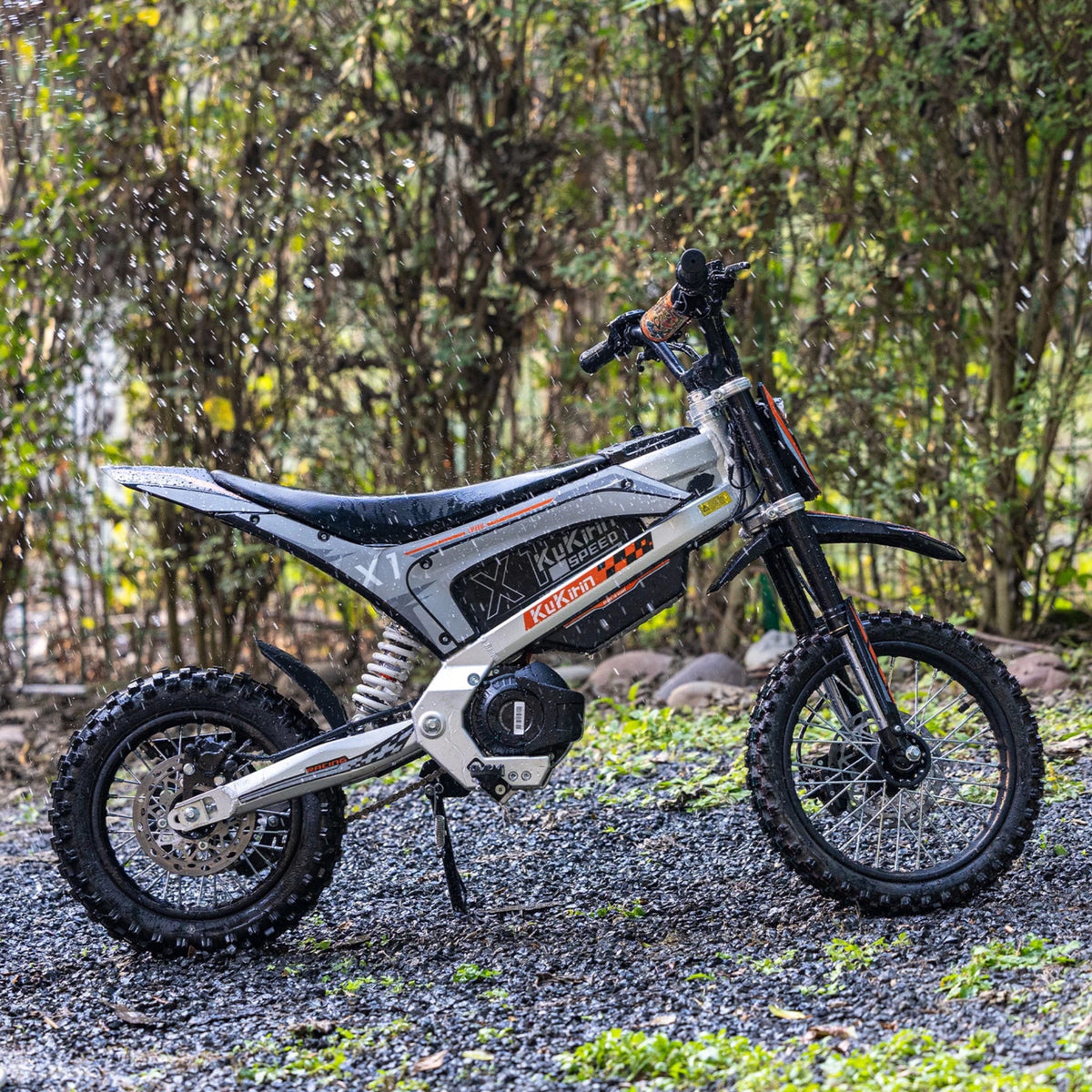 Moto cross eléctrica KuKirin X1 vista de lado en el bosque