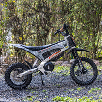 Moto cross eléctrica KuKirin X1 vista de lado en el bosque