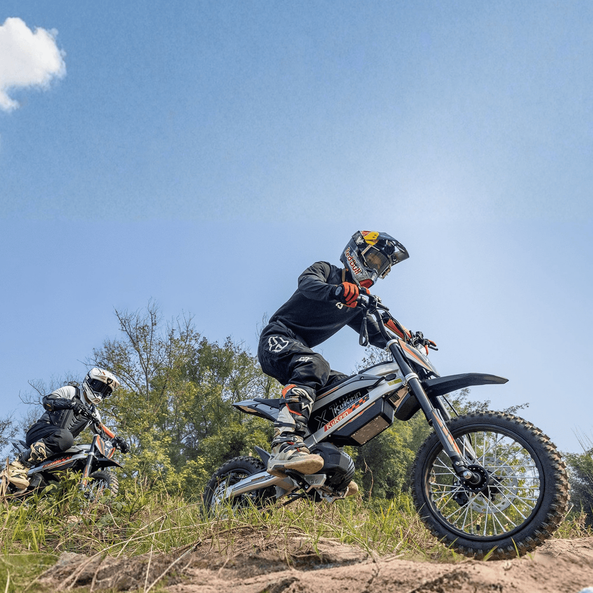 Piloto con la moto cross eléctrica KuKirin X1 fuera de pista