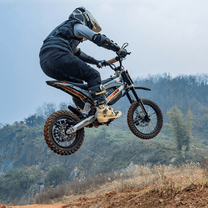 Piloto saltando con la moto cross eléctrica KuKirin X1
