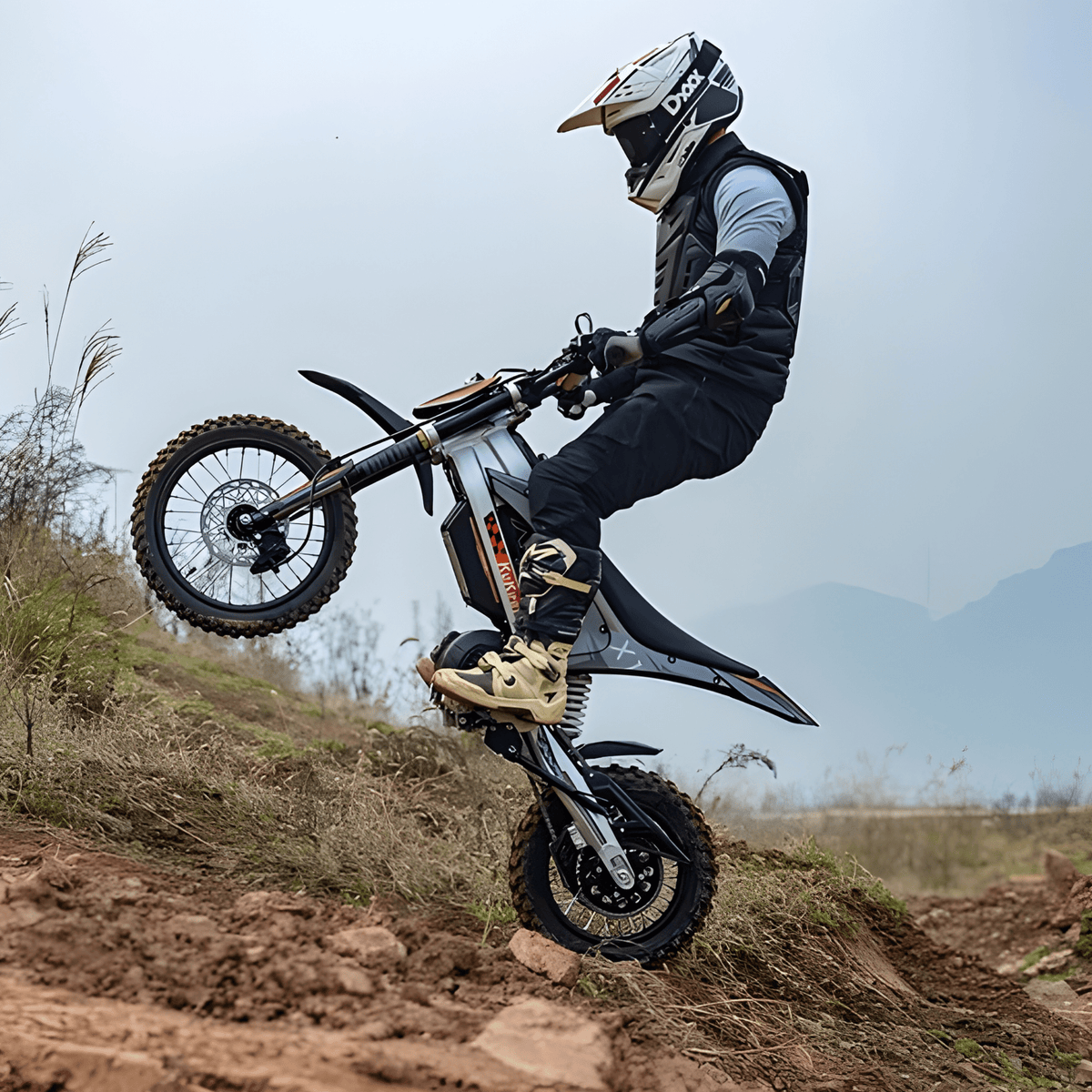 Piloto saltando con la moto cross eléctrica KuKirin X1 en la montaña