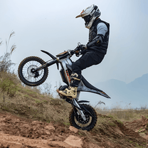 Piloto saltando con la moto cross eléctrica KuKirin X1 en la montaña