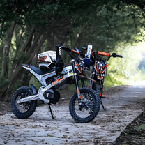 Persona de pie junto a la moto cross eléctrica KuKirin X1