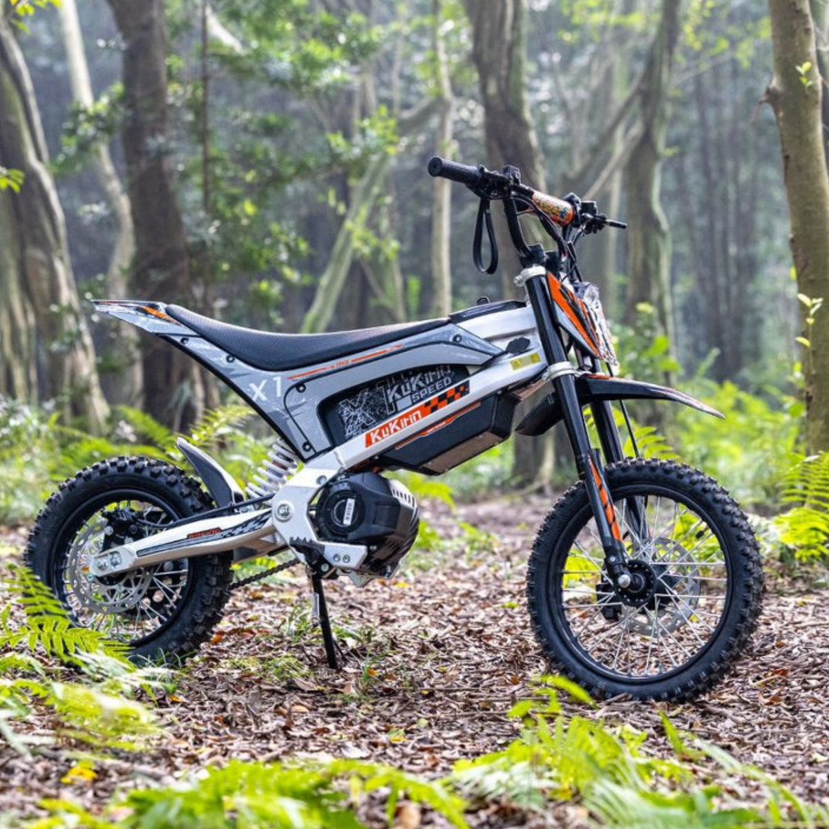 Moto cross eléctrica KuKirin X1 vista de lado en el bosque