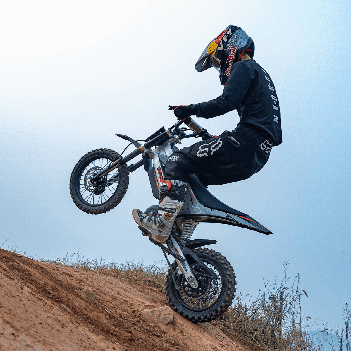 Piloto saltando con la moto cross eléctrica KuKirin X1