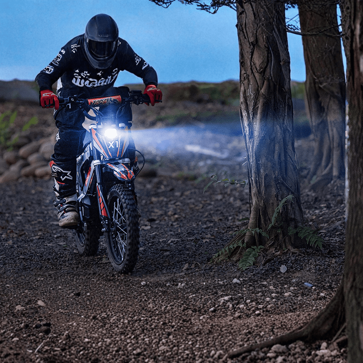Moto cross eléctrica KuKirin X1 con las luces encendidas en un ambiente nocturno