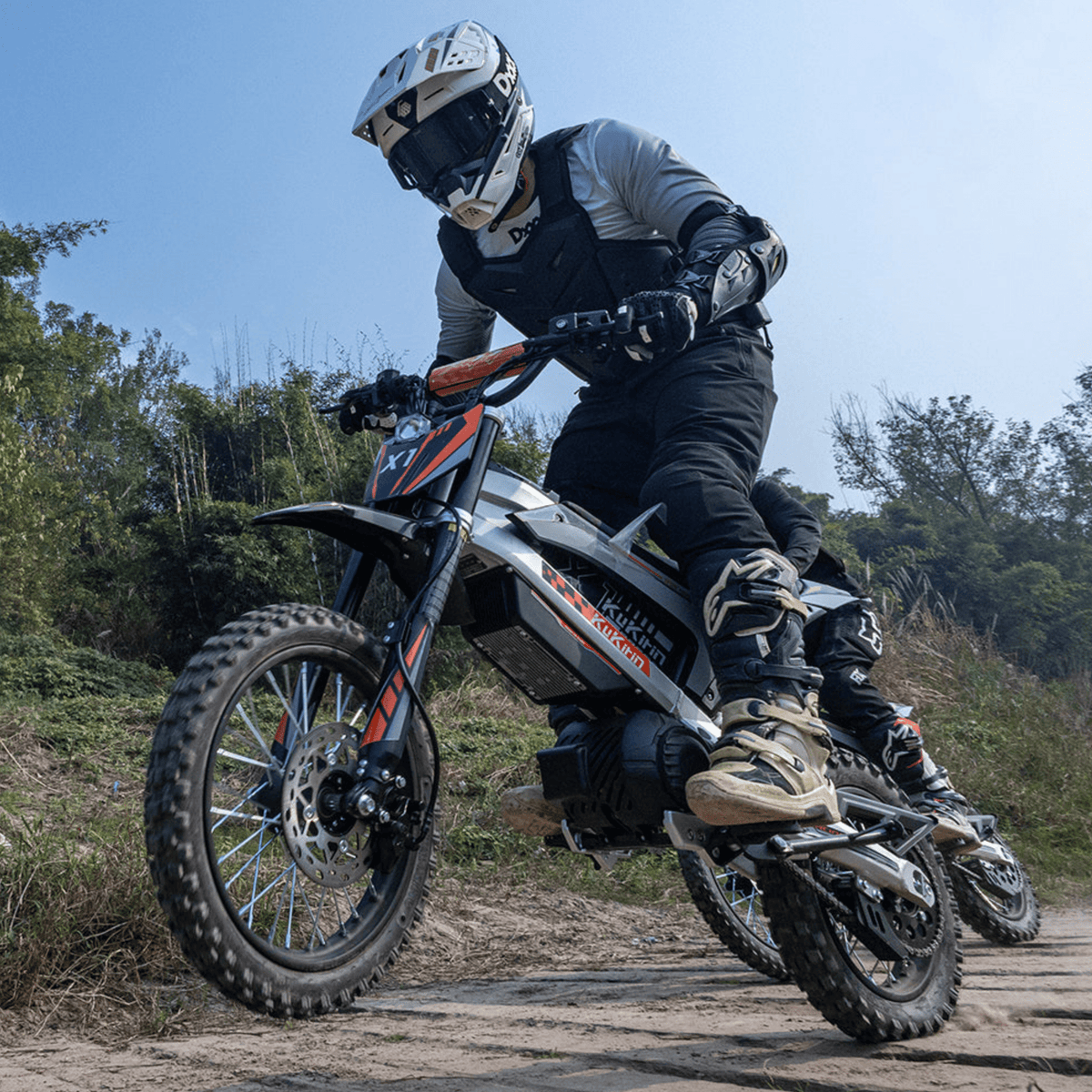 Piloto con la moto cross eléctrica KuKirin X1 fuera de pista
