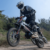 Piloto con la moto cross eléctrica KuKirin X1 fuera de pista