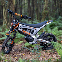 Moto cross eléctrica KuKirin X1 vista de lado en el bosque