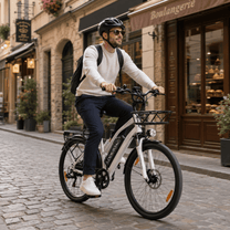 Hombre montando la bicicleta eléctrica LOOKROAD L28 MIN por una calle