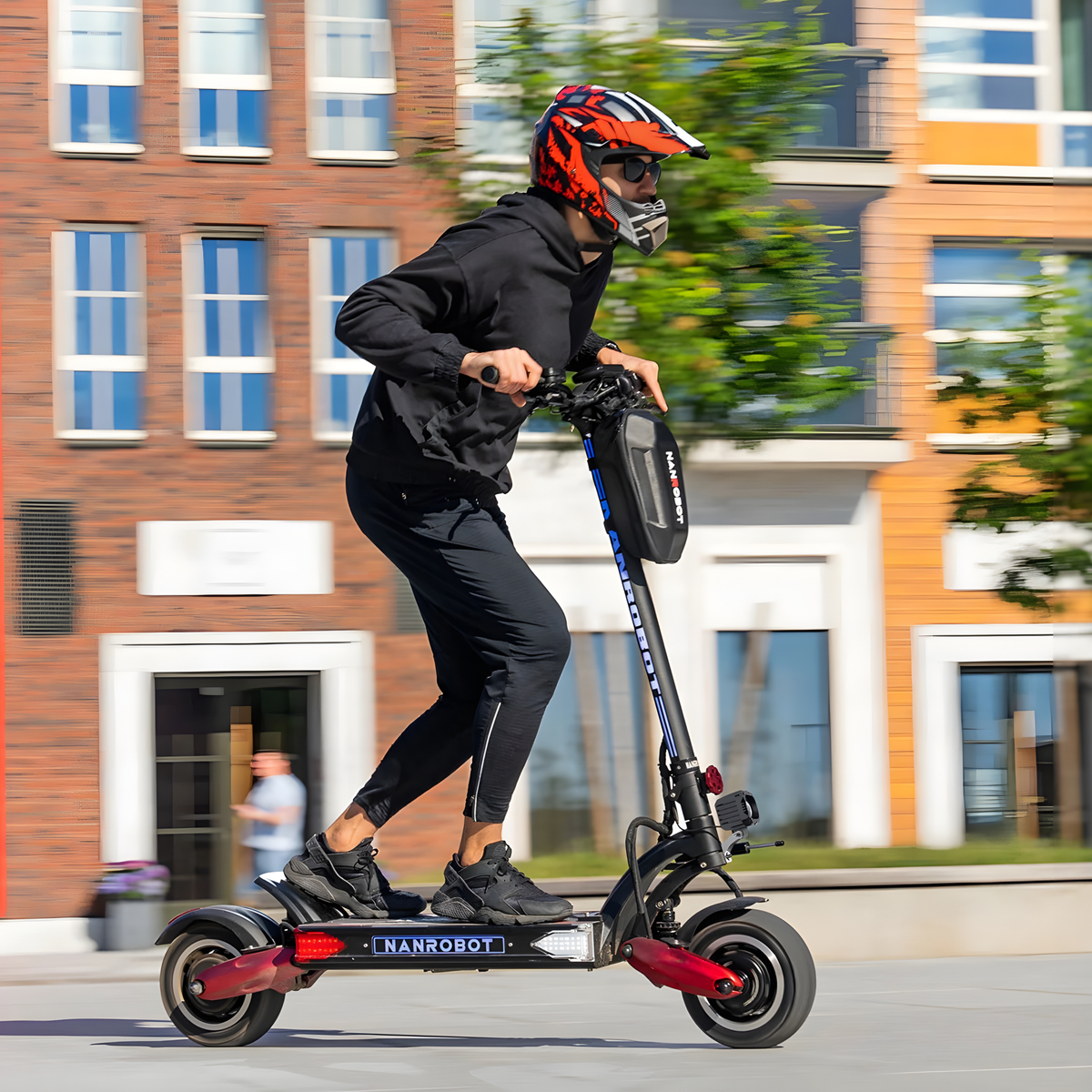 Persona montando el patinete eléctrico Nanrobot LS7+ por la ciudad