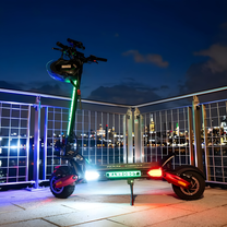 Patinete eléctrico Nanrobot LS7+ con las luces encendidas en un ambiente nocturno