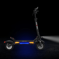 Patinete eléctrico Nanrobot T1 con las luces encendidas sobre fondo oscuro