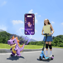 Persona de pie junto al patinete eléctrico infantil NAVEE K100 Max con un niño
