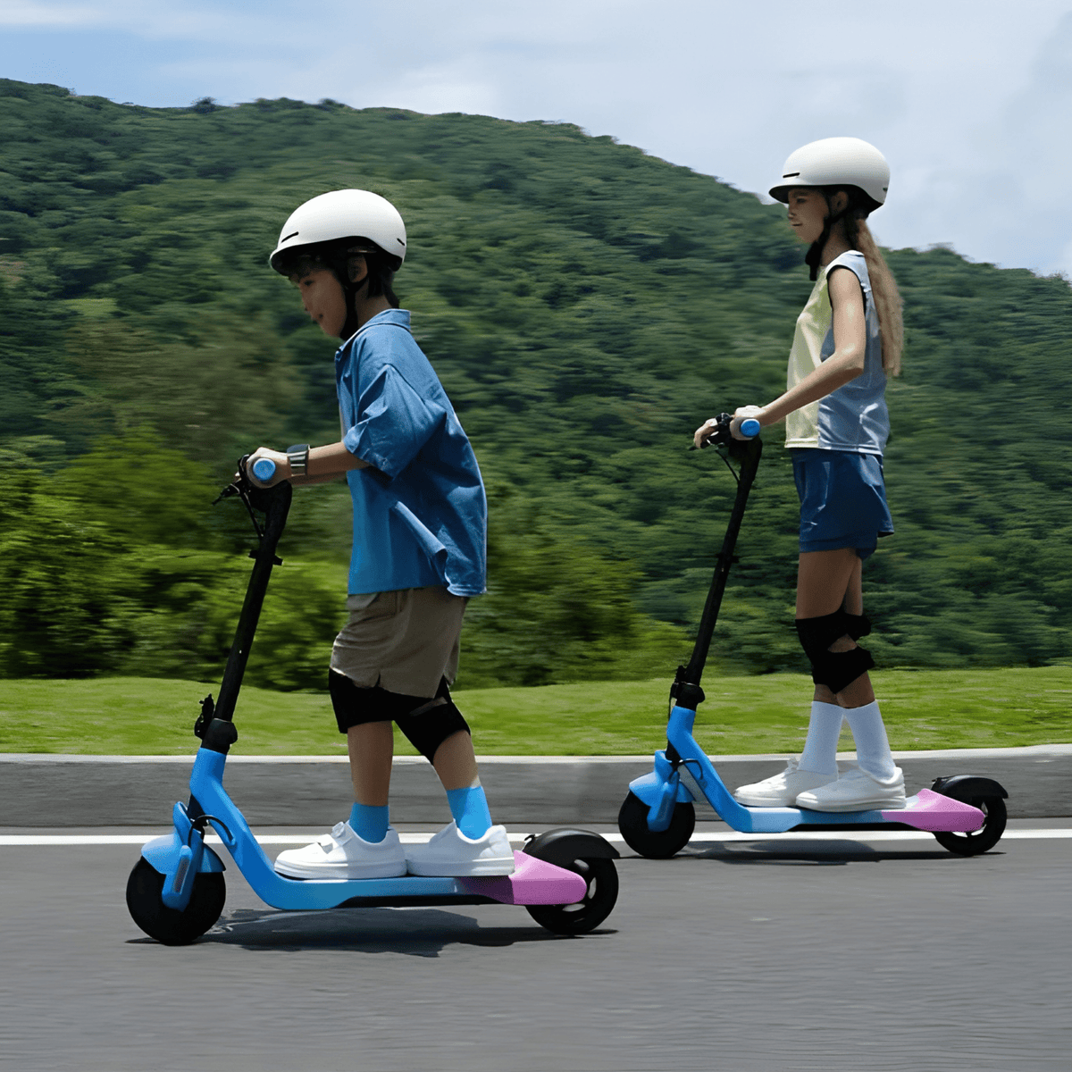 Persona de pie junto al patinete eléctrico infantil NAVEE K100 Max con un niño