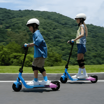 Persona de pie junto al patinete eléctrico infantil NAVEE K100 Max con un niño
