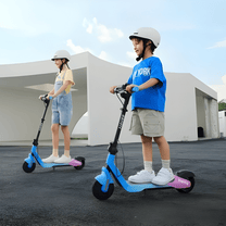 Persona de pie junto al patinete eléctrico infantil NAVEE K100 Max con un niño