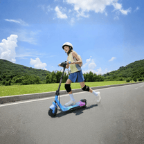 Persona de pie junto al patinete eléctrico infantil NAVEE K100 Max con un niño
