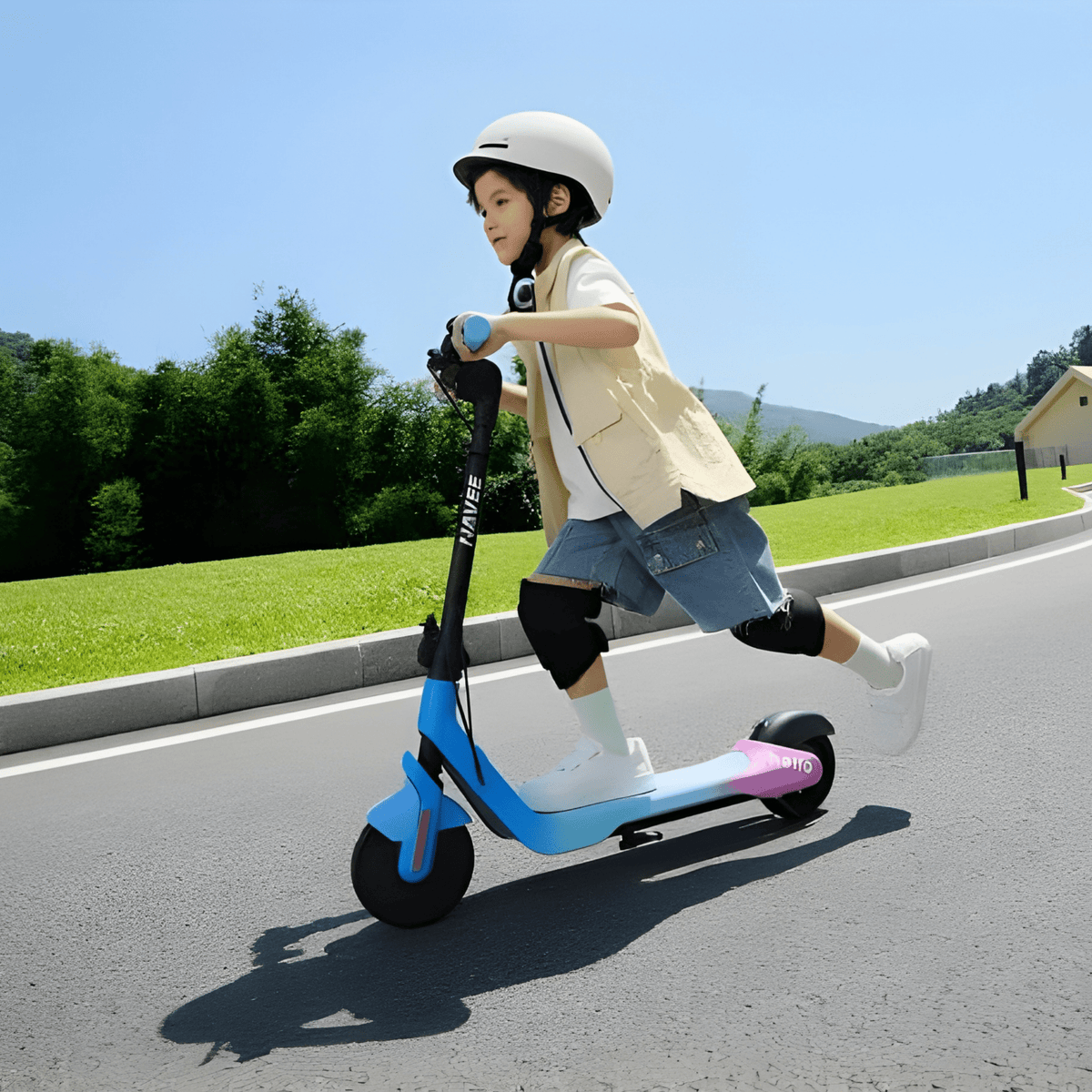 Persona circulando con el patinete eléctrico infantil NAVEE K100 Max por la ciudad con un niño