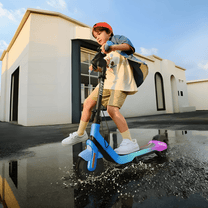 Persona circulando con el patinete eléctrico infantil NAVEE K100 Max por la ciudad con un niño