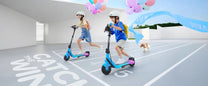Persona circulando con el patinete eléctrico infantil NAVEE K100 Max por la ciudad con un niño