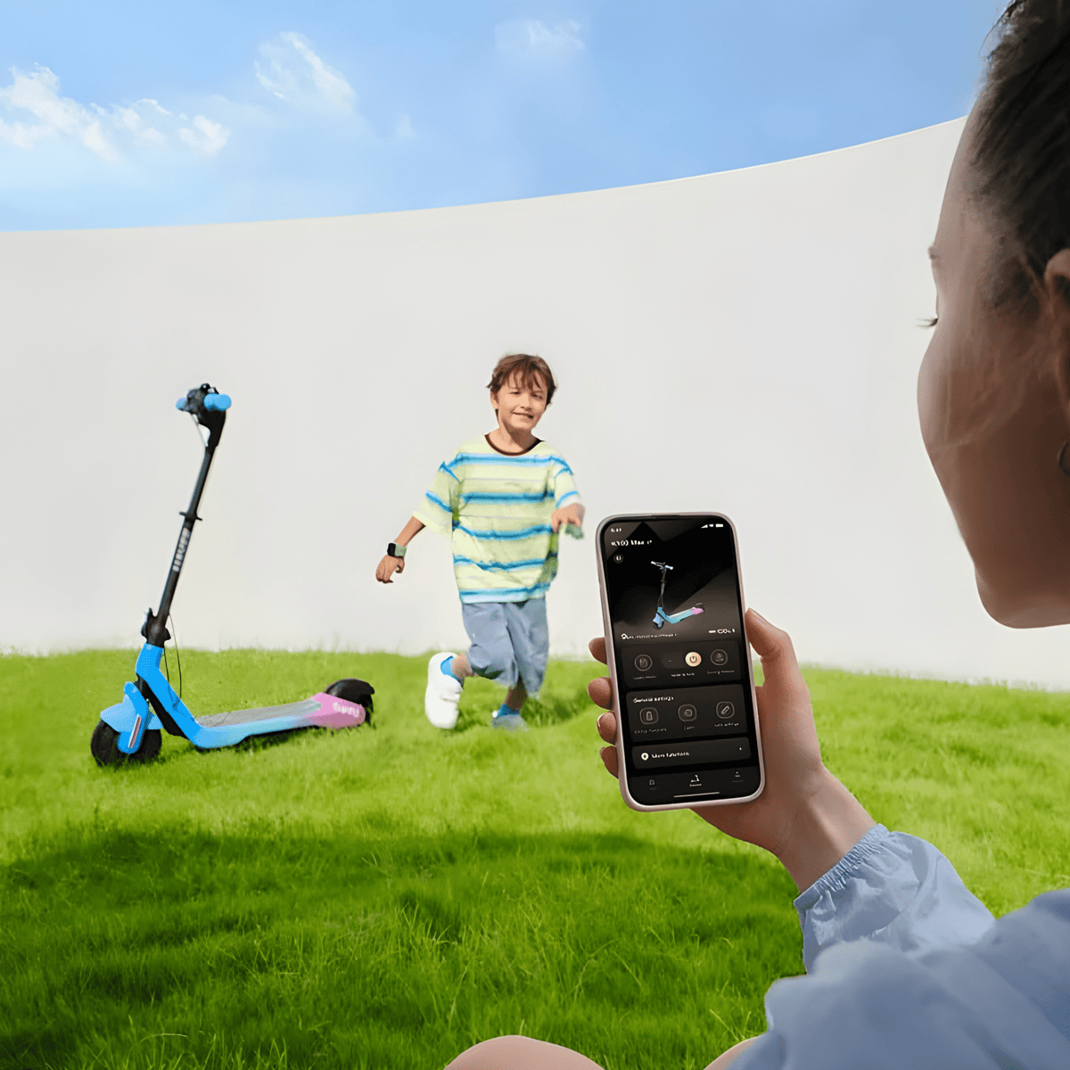 App móvil para el patinete eléctrico infantil NAVEE K100 Max sobre el césped