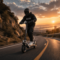 Persona circulando en el NAVEE NT5 Ultra X patinete eléctrico por la ciudad