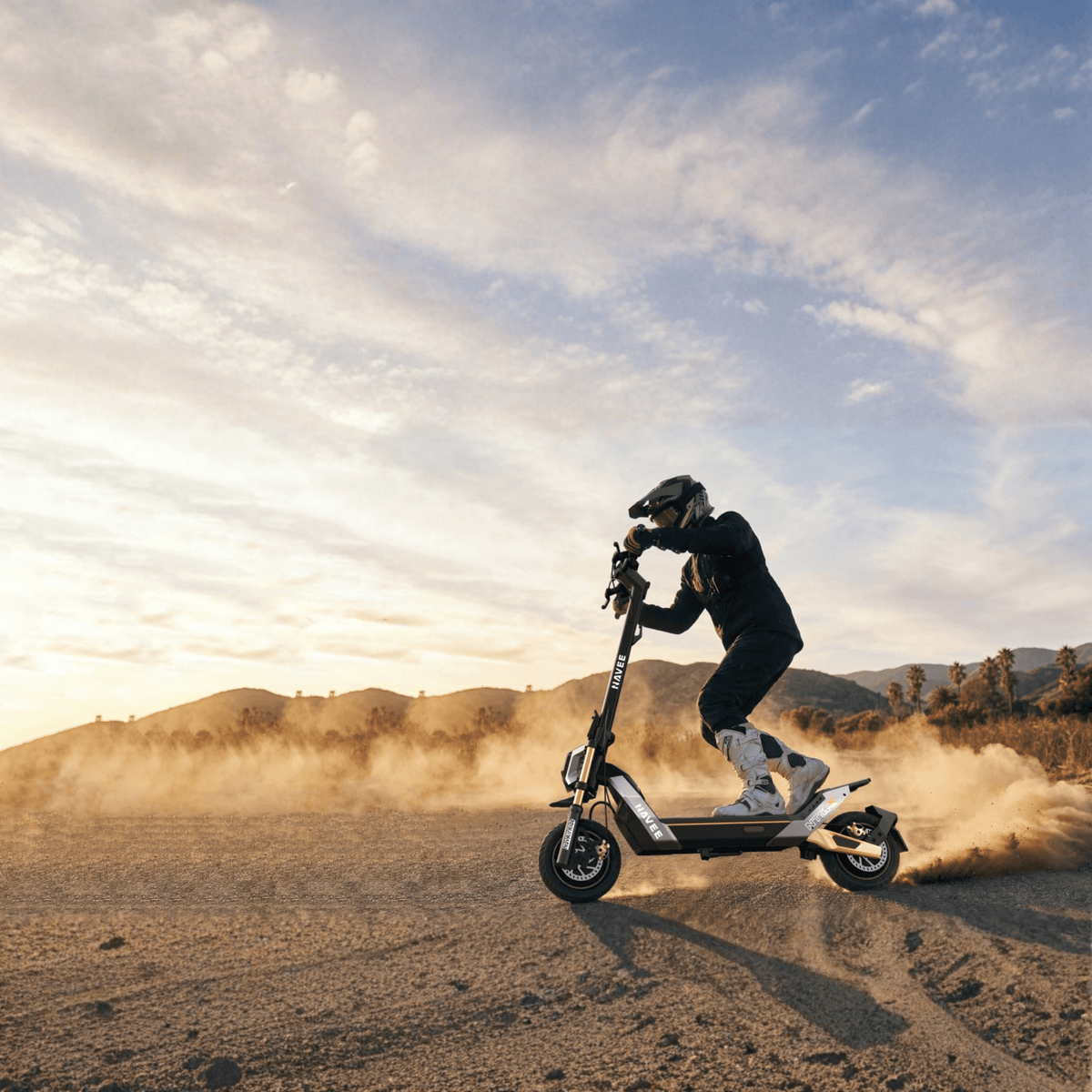 Piloto con el NAVEE NT5 Ultra X patinete eléctrico fuera de pista por un camino de tierra