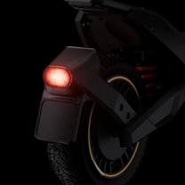 Luz trasera del NAVEE NT5 Ultra X encendida