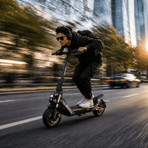 Persona circulando en el NAVEE NT5 Ultra X patinete eléctrico por la ciudad