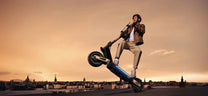 Piloto saltando con el patinete eléctrico NAVEE ST3 Pro
