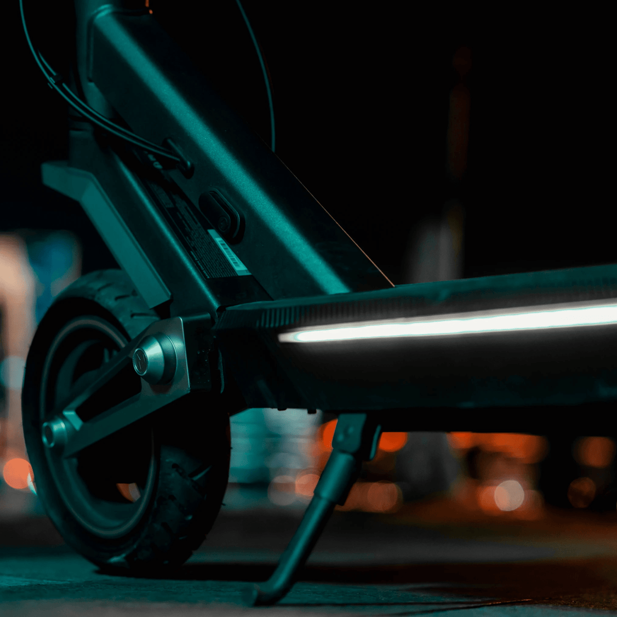 Patinete eléctrico NAVEE ST3 Pro con las luces encendidas