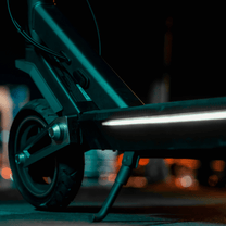 Patinete eléctrico NAVEE ST3 Pro con las luces encendidas
