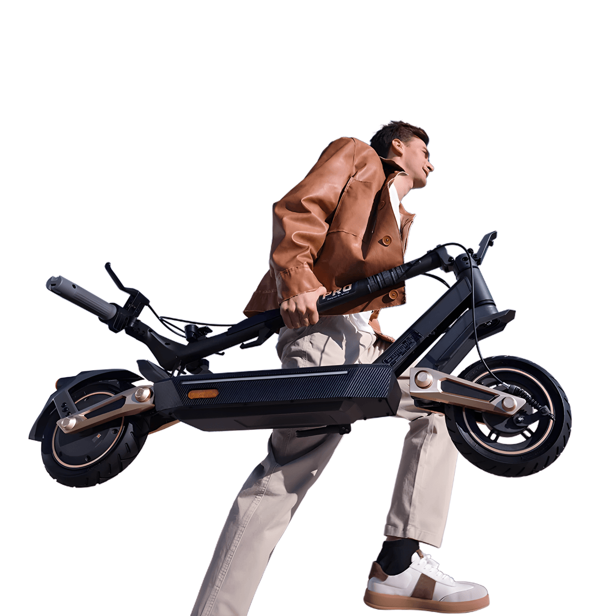 Persona llevando el patinete eléctrico NAVEE ST3 Pro plegado