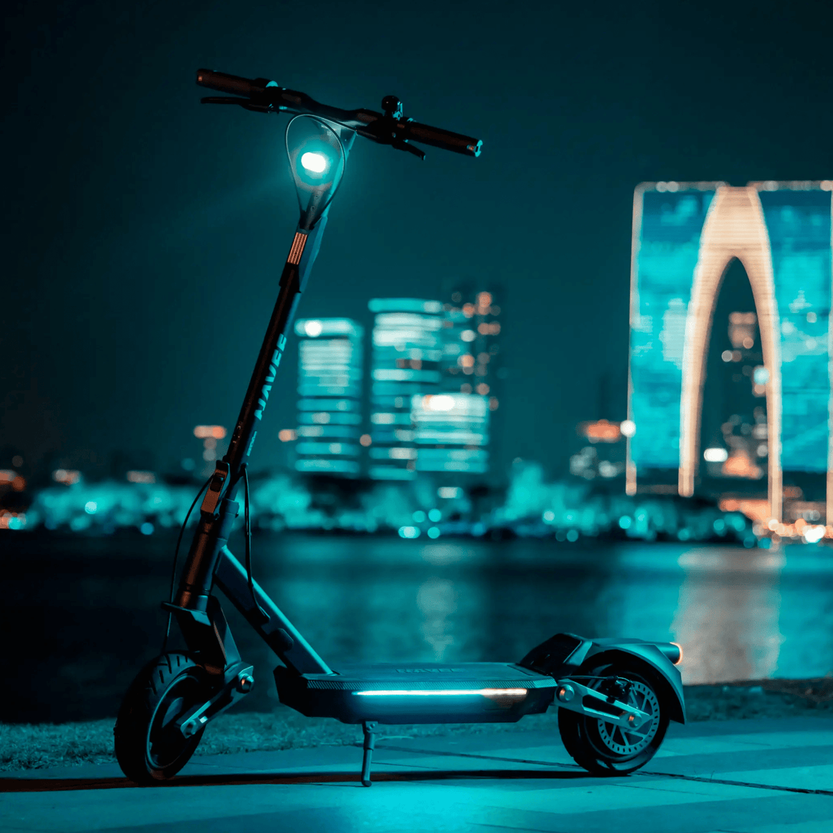 Patinete eléctrico NAVEE ST3 Pro visto de lado en un ambiente nocturno