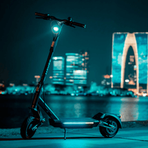 Patinete eléctrico NAVEE ST3 Pro visto de lado en un ambiente nocturno