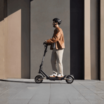 Persona circulando con el patinete eléctrico NAVEE ST3 Pro por la ciudad