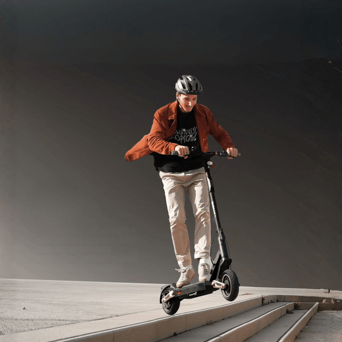 Persona circulando con el patinete eléctrico NAVEE ST3 Pro por la ciudad