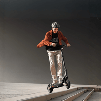 Persona circulando con el patinete eléctrico NAVEE ST3 Pro por la ciudad