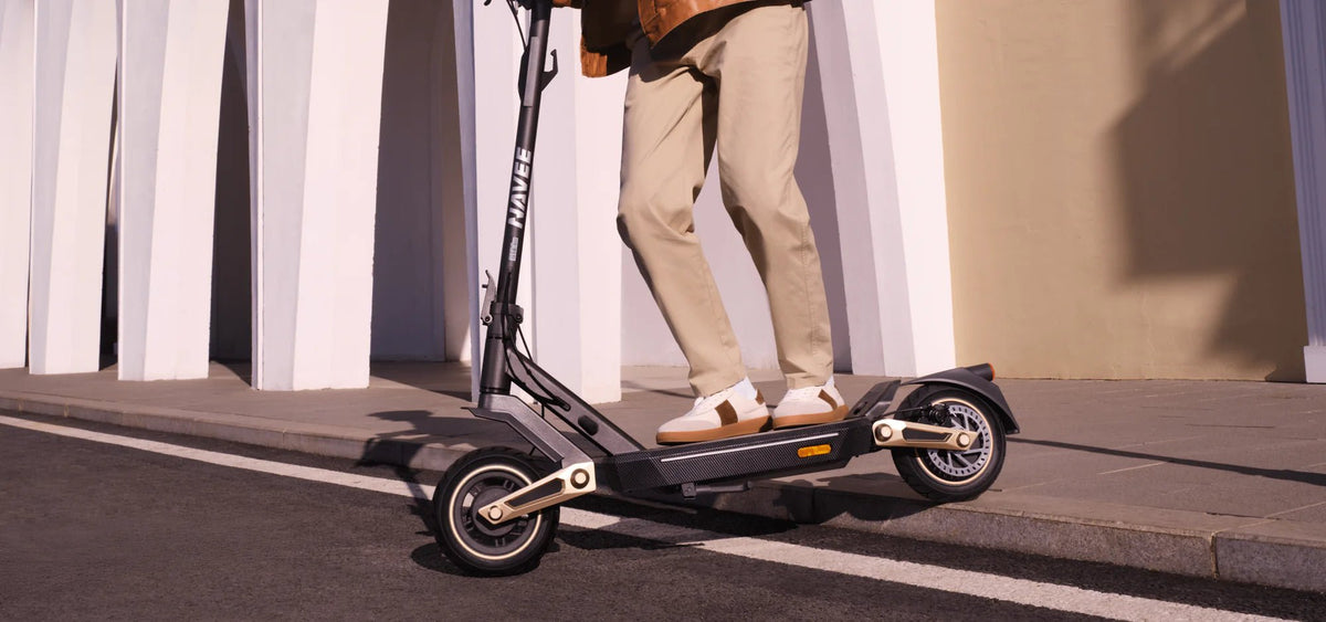Persona circulando con el patinete eléctrico NAVEE ST3 Pro por la ciudad