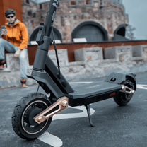 Persona de pie junto al patinete eléctrico NAVEE ST3 Pro