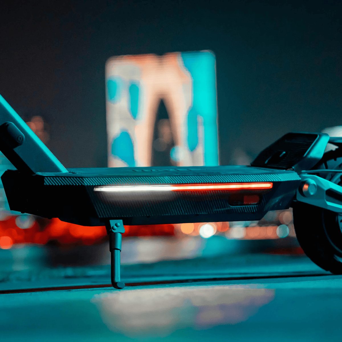 Patinete eléctrico NAVEE ST3 Pro visto de lado en un ambiente nocturno