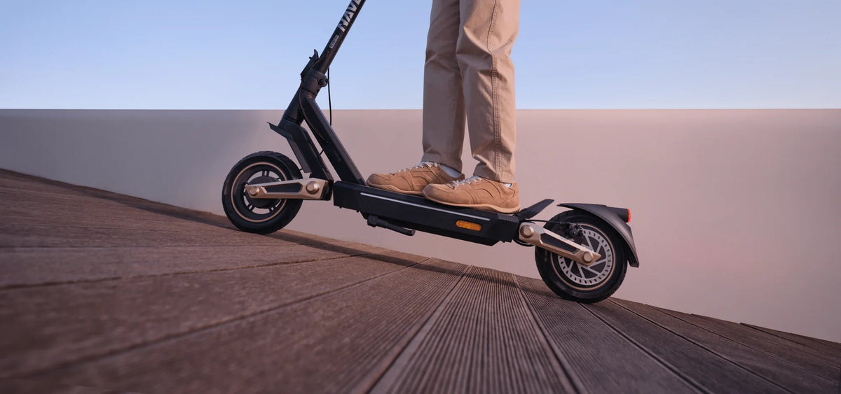 Patinete eléctrico NAVEE ST3 Pro visto de lado